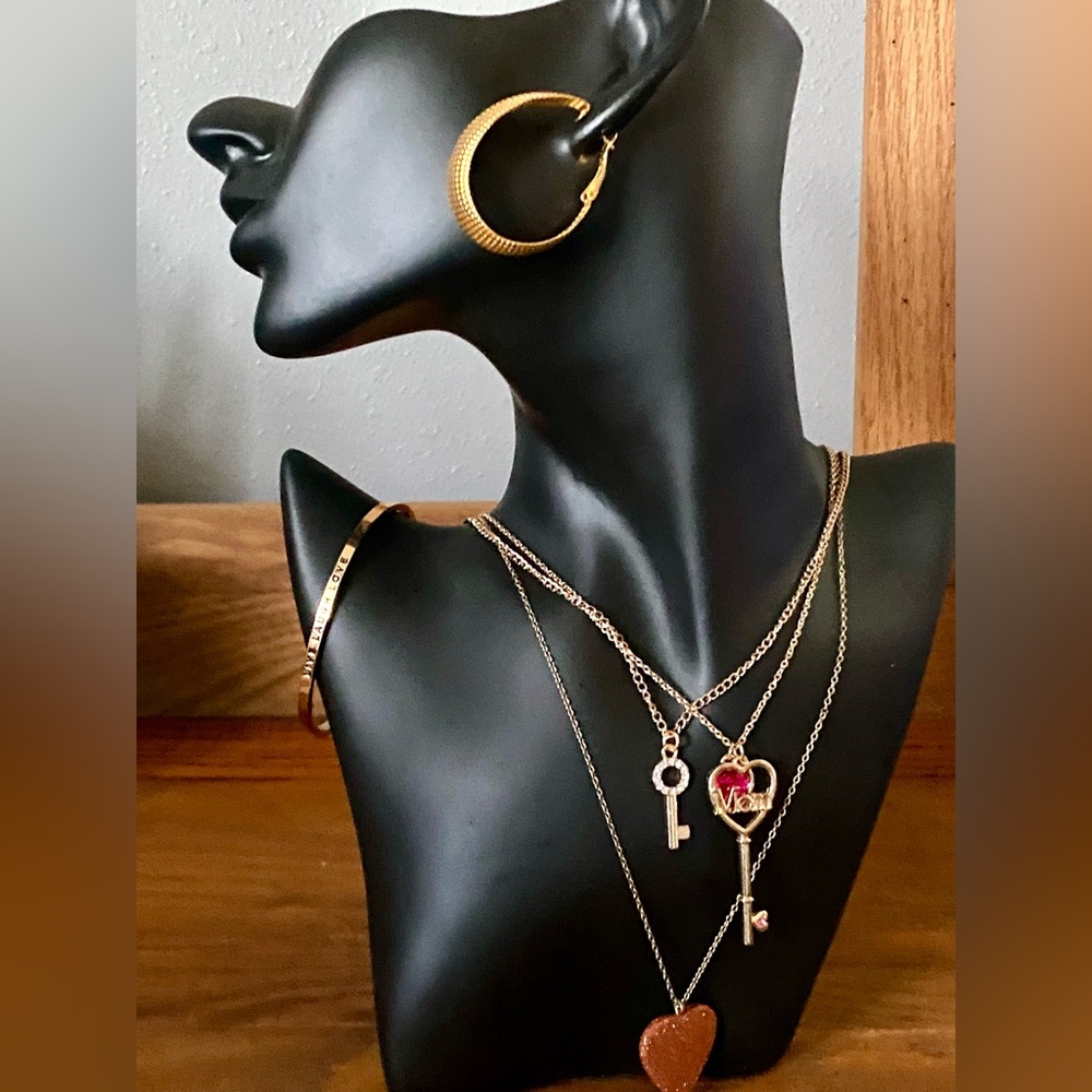 4 Gold tone pendant (MOM, ❤️, key, ❤️locket) necklaces. Bracelets & Earrings - Picture 2 of 13